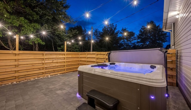Mountain Retreat with Hot Tub, Fire Pit, Games and fully fenced in yard