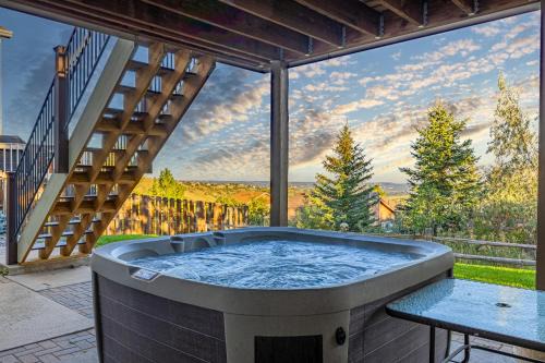 Mountain Retreat with Hot Tub & Views