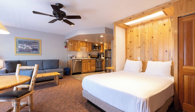 Mountain Retreat! Full Kitchen, Outdoor Spa Tub, Free Parking!