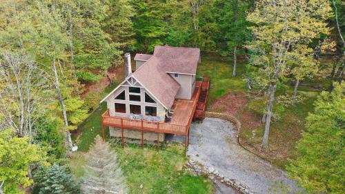 Mountain retreat w 2 fireplaces & lake