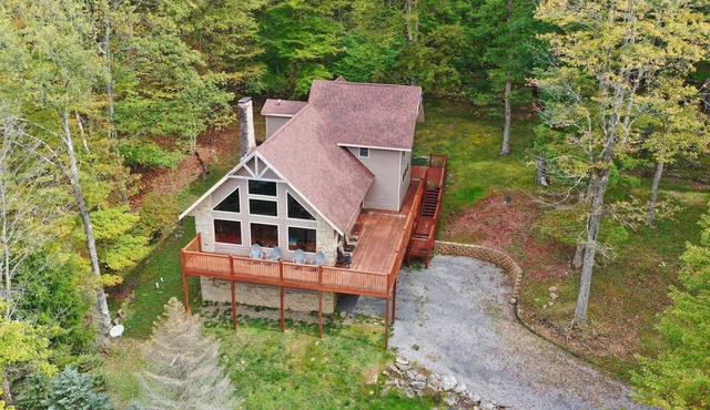 Mountain retreat w/2 fireplaces & lake