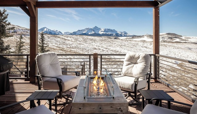 Mountain Retreat w/Fire Table, Hot Tub & Library Loft