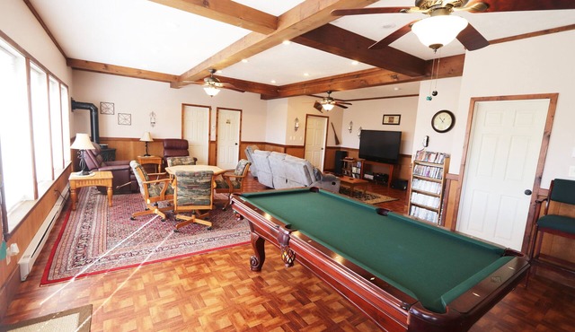 Mountain Retreat w/Great Views, LARGE HOT TUB, Great WIFI, Near Luray Caverns