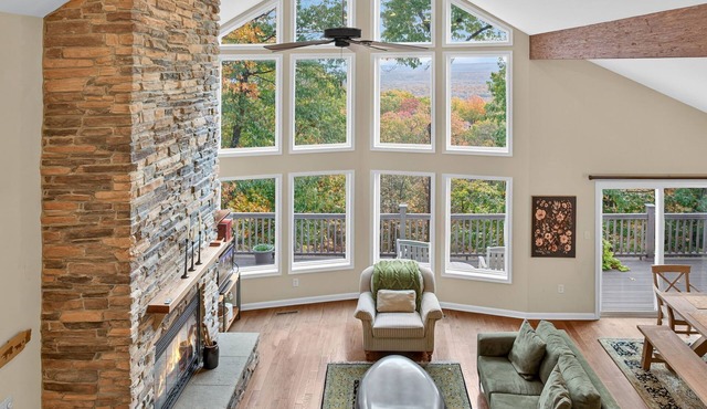 Mountain retreat w/deck, game room & dog-friendly