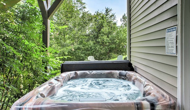 Mountain Retreat w/Hot Tub Near Asheville