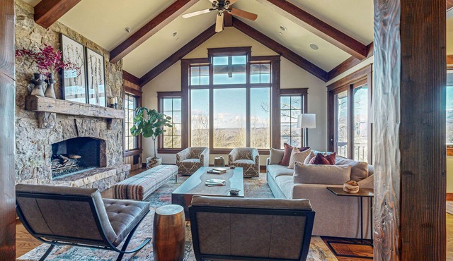 Mountain retreat with hot tub, fully stocked kitchen & great views