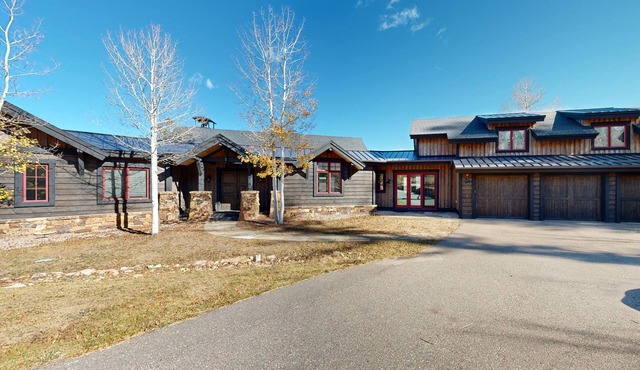 Mountain retreat with hot tub, fully stocked kitchen & great views