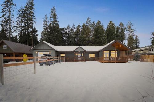 Mountain Retreat with Hot Tub, Game Room and Yard home