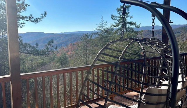 Mountain Retreat with Stunning views, 7 Priv Acres, Sauna, Hot Tub, and Gameroom