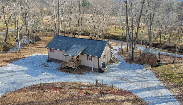 MOUNTAIN & RIVER VIEW, HOT TUB, FIREPLACES & FIRE PIT, WIFI, DOGS Ok, TV's