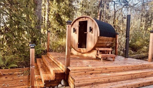 Mountain + Riverfront cabin w/hot tub + sauna