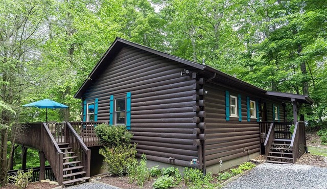 Mountain Serenity, Log Cabin, Hot Tub, EV Charger, Ski Resort 1mi, Sleeps 9