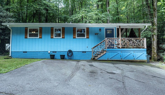 Mountain Shadows - Cottage on Stream - Hot Tub - Grill - Gas Fireplace - Pets OK
