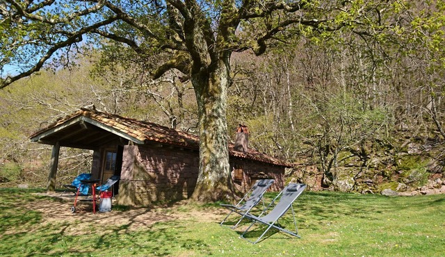 Mountain sheepfold on the Basque Coast, access on foot, climb by 4X4