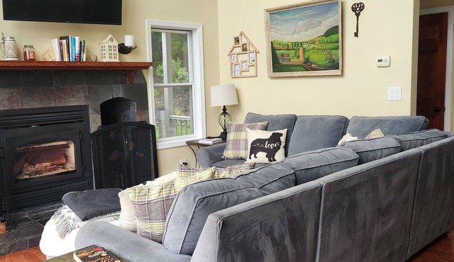 Mountain side house with game room, hot tub, firepit 1 mile from Lambertville