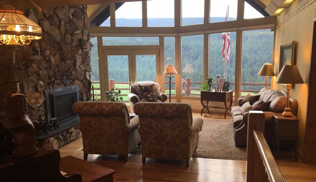 Mountain Side Retreat with Beautiful Views!