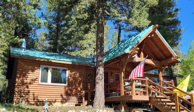 Mountain skiing hiking, hunting 2 B&B, stocked kitchen, 3TVs, front & back deck