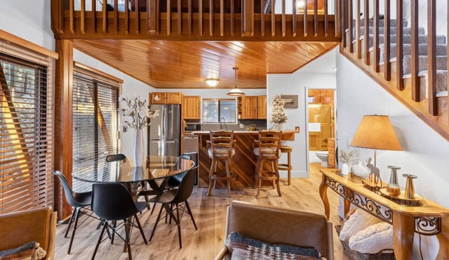 Mountain Solitude Minutes from Village and Skiing