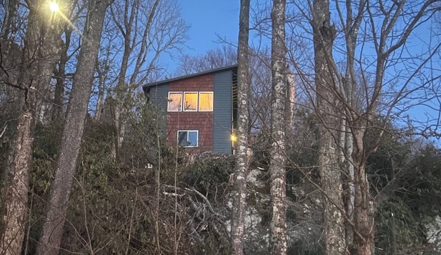 Mountain Sparkle is a Delightful 2-bedroom cottage in charming Blowing Rock