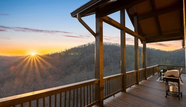 Mountain Stay, King Suite, Fireplace, and Mountain Views!