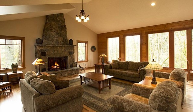 Mountain Style Lodge with stunning view of woods and creek, close to downtown.