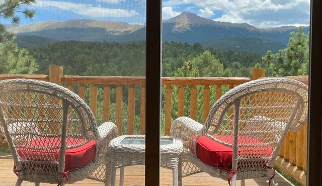 Mountain Sunrise Cabin with breathe taking views.