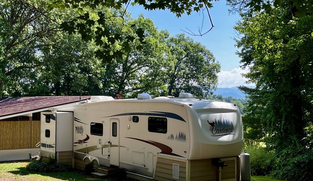 Mountain sunrise views from spacious cozy 5th wheel camper-20 min from Asheville