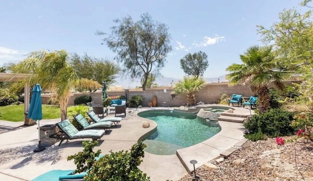 Mountain & Sunset Views, Private Salt water Pool Spa, Putting Green, Spacious
