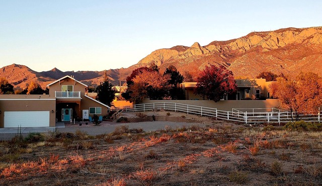 Mountain, Sunset and City light views! Country feel, city access!