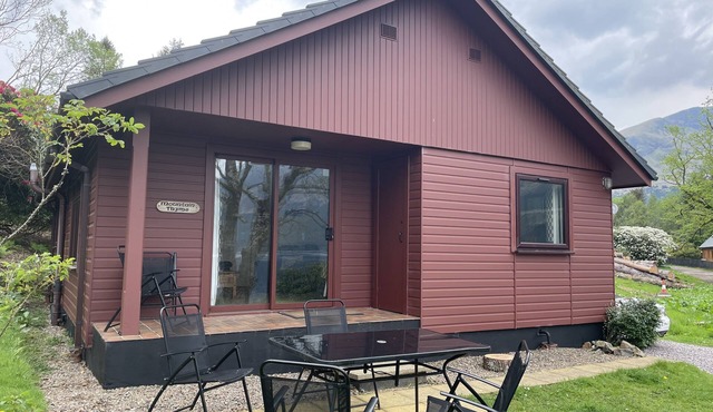 Mountain Thyme Lodge Pet friendly lodge on Loch Lochy