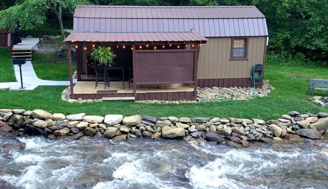 Mountain Tiny Home on Bold Stream w Hot Tub!