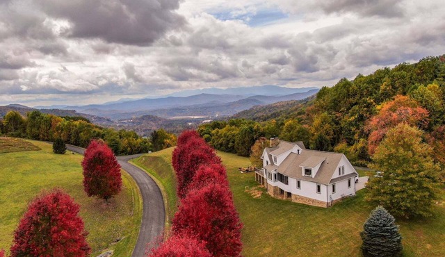 Mountain Top at Linville Falls: Amazing Views! Hot Tub! Pet Friendly! Near Linville Falls Winery!