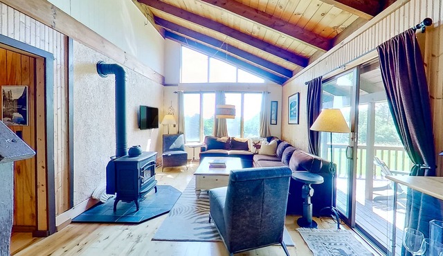 Mountain Top Cabin | House in Wevertown with a hot tub & a woodstove