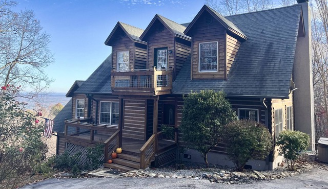 Mountain Top Cabin in Lake Lure~Year Round Awesome Mountain/Sunset Views~Hot Tub