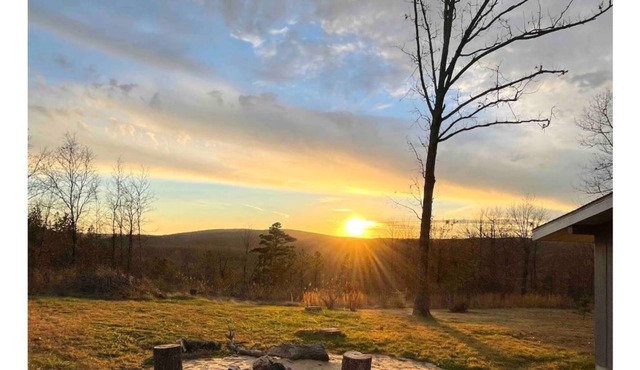 Mountain Top Cabin, King Bed, Full Kitchen, Private, Bon Fire Pit, Fire Place