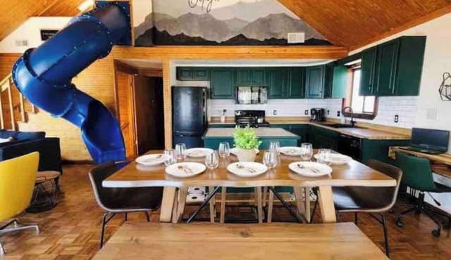 Mountain top cabin! Slide, Hot Tub, Arcade Wi-Fi hiking