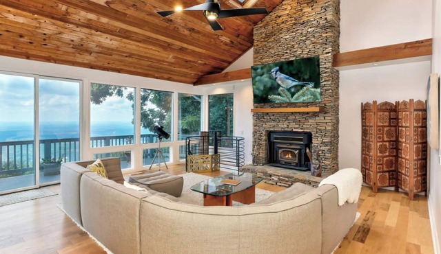 Mountain Top Escape - Stunning mountain views & bubbling hot tub!