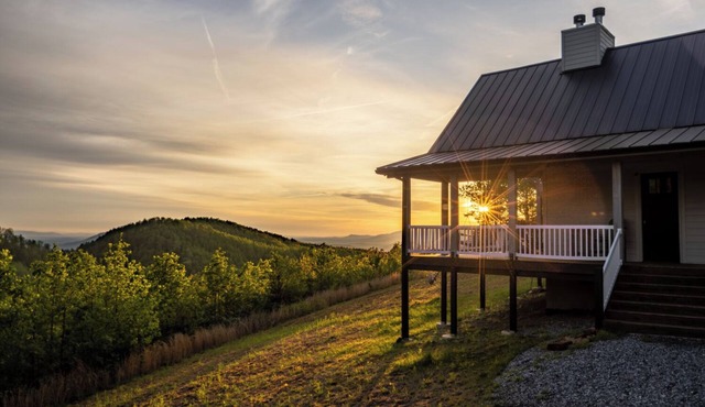 Mountain Top Escape w/Hot Tub, Fireplace & Views