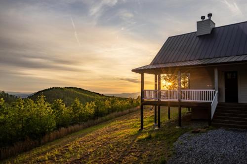 Mountain Top Escape w Hot Tub, Fireplace and Views