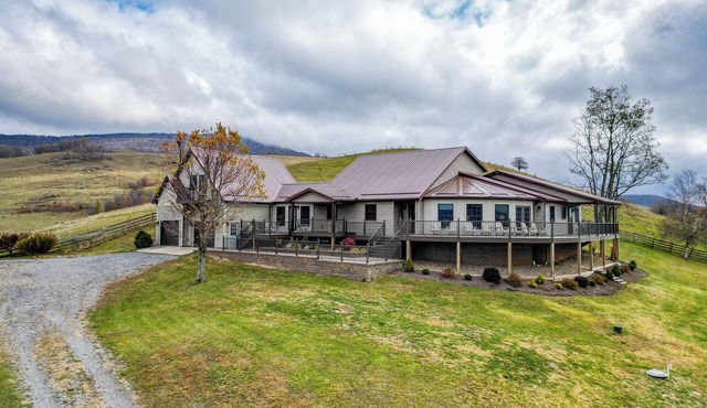 Mountain Top Farmhouse w/Stunning 270° views