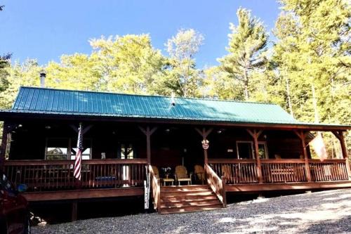 Mountain-Top-Hideaway Stay in a log cabin on a private rd! Swim, hike, explore a true mountain experience