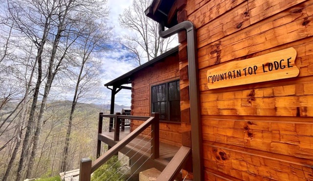 Mountain Top Lodge-Luxury Log Cabin Rental-Panoramic Mountain Views, High Speed Internet, Large Deck, Hot Tub, Fireplace in Nantahala NC!