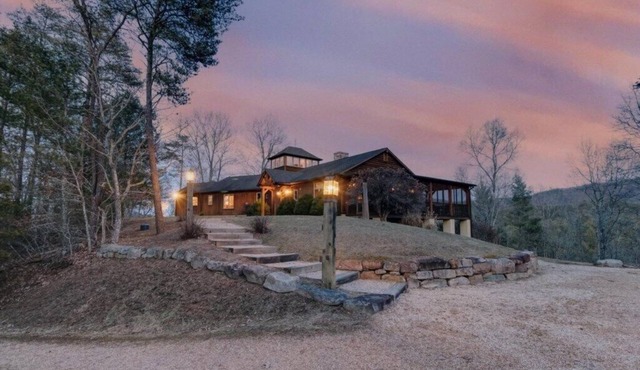 Mountain Top Lodge with Incredible Views