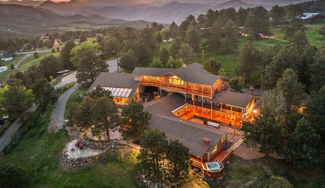 Mountain Top Luxury Red Rocks Hot tub Sauna Views