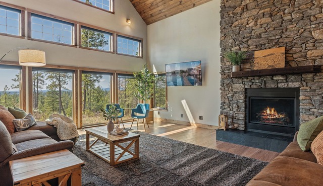 Mountain Top Retreat: Hot Tub, Sauna, Fire Pit, Seclusive 5 acres, Sunset Views