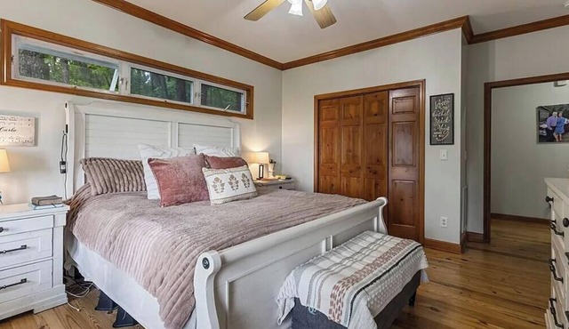 Mountain-top retreat with breathtaking mountain & valley views. Pet Friendly.