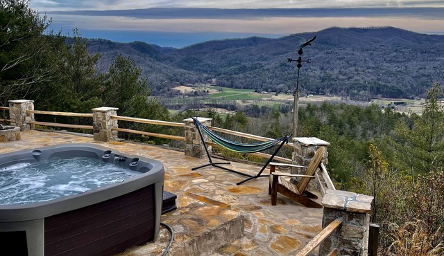 MOUNTAIN TOP RETREAT - STUNNING VIEWS! Hot tub, secluded, family friendly, 5BR!