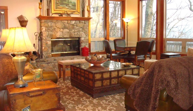 Mountain-Top Retreat w/3 Master BR,Expansive Desks and Panoramic Window Views