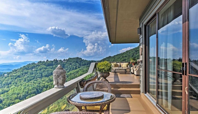 Mountain top villa with chef's kitchen & panoramic deck