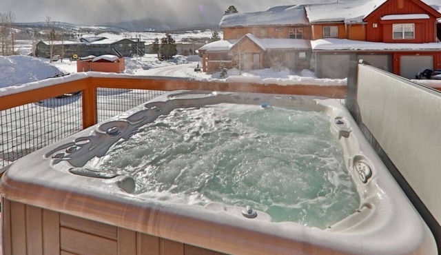 Mountain Town Home - Hot Tub, Bikes & Views!